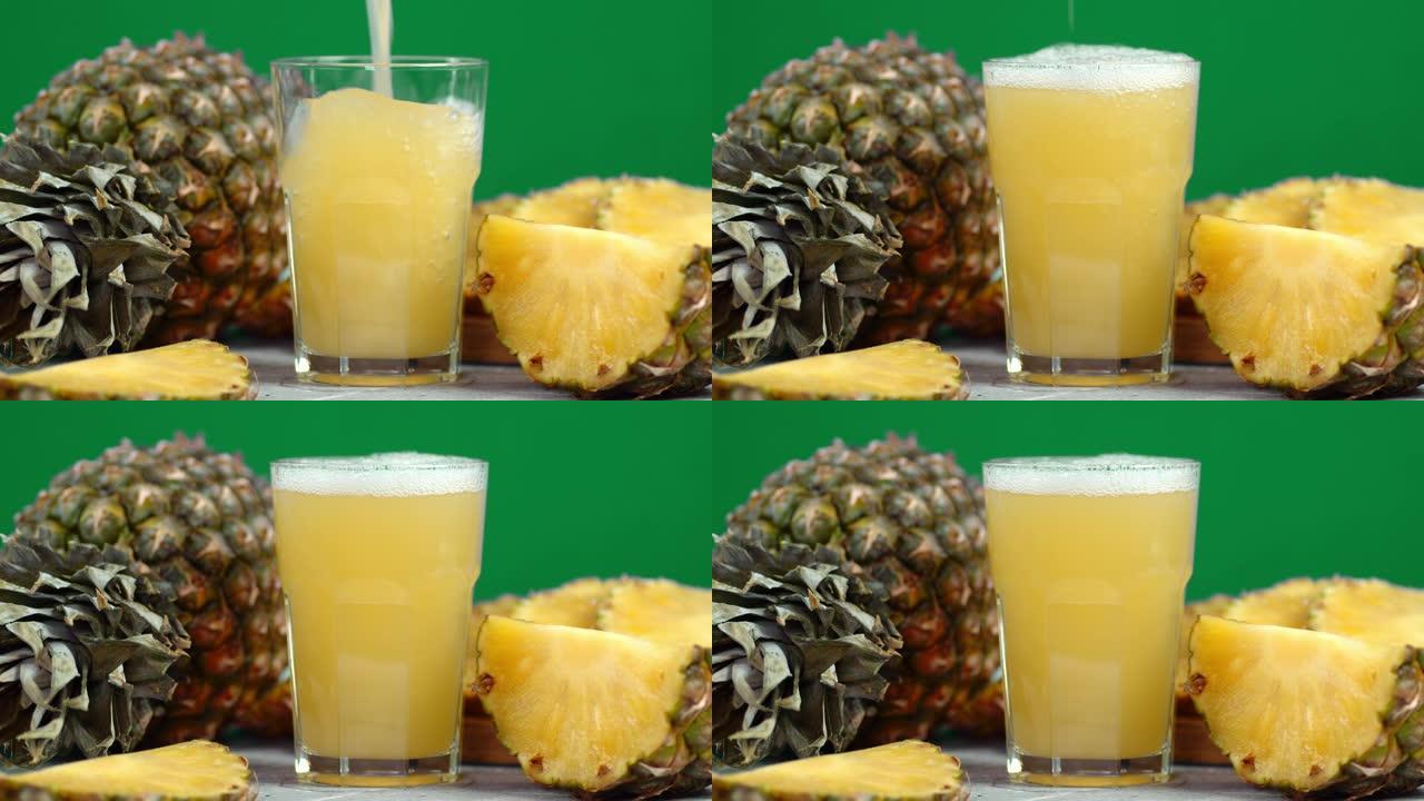 成熟的菠萝汁和切片的新鲜菠萝。