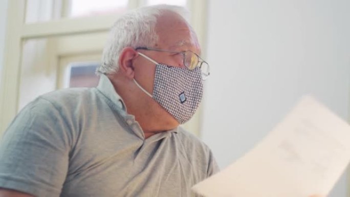 工作中活跃的老年人。新型冠状病毒肺炎大流行期间，商人在他的办公室工作。戴防护口罩预防疾病