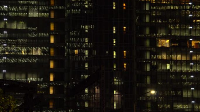 现代建筑中的电梯玻璃幕墙灯光夜色