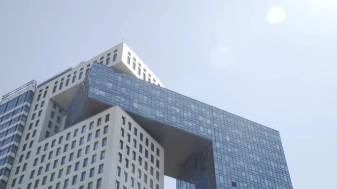 商业区的现代摩天大楼，面对蓝天和阳光。未来主义现代建筑建筑。金融经济增长理念。