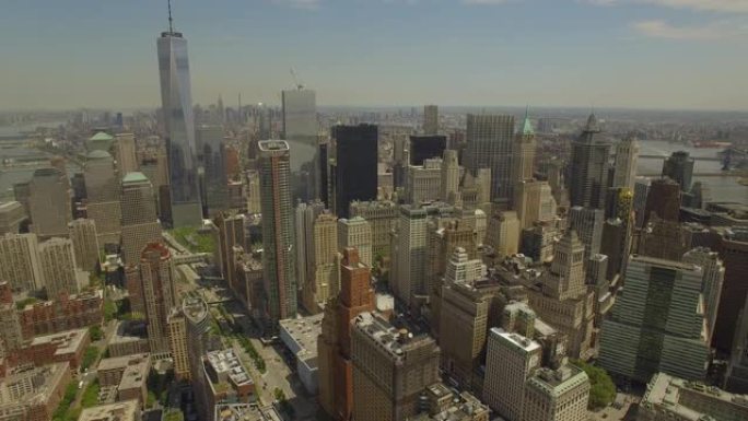 在曼哈顿下城附近飞行，中间是新的世界贸易中心大楼
