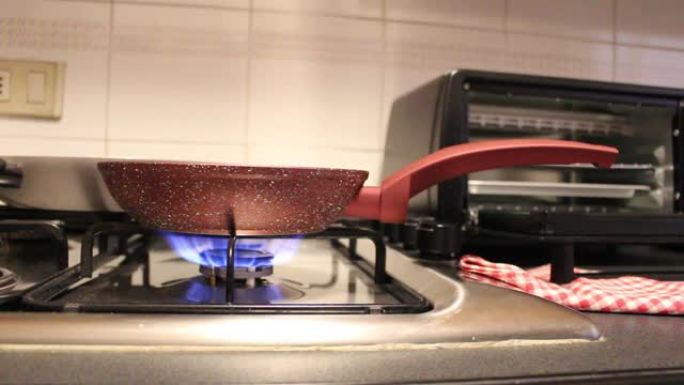 厨房炉灶上方的锅火点燃火焰