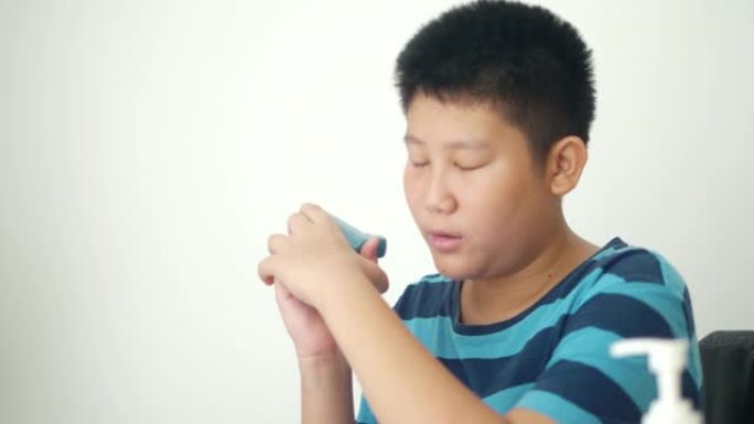 亚洲男孩服用哮喘吸入器有助于在家呼吸，健康和医学概念。