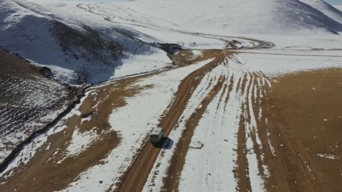 在蒙古偏远山区公路上的货车鸟瞰图