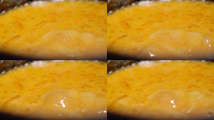 奶酪火锅随着气泡沸腾。