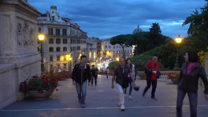 罗马，晚上，米开朗基罗的卡皮托林台阶，从Senatorio宫可以看到，人们可以步行。