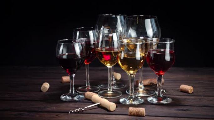 玻璃杯中的不同葡萄酒会缓慢旋转。