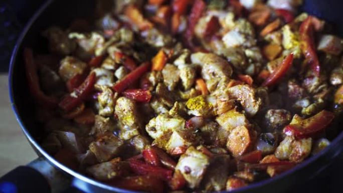 印度风格的辣鸡肉，锅上有蔬菜，可在配料上配以多种masala (香料)