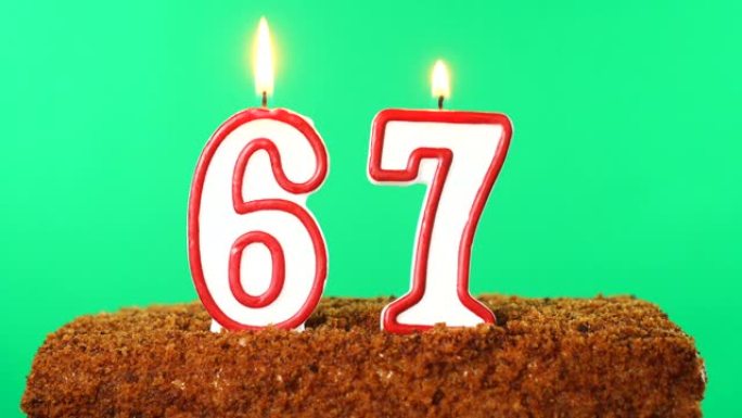 67号点燃蜡烛的蛋糕。色度键。绿屏。隔离