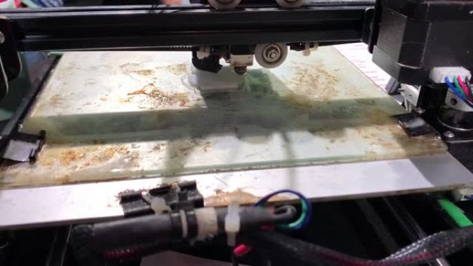 3D打印机近距离工作。自动三维3d打印机