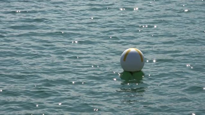 波罗的海水面上的白色标记浮标在小浪上移动