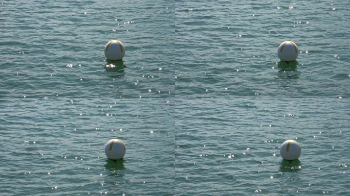 波罗的海水面上的白色标记浮标在小浪上移动