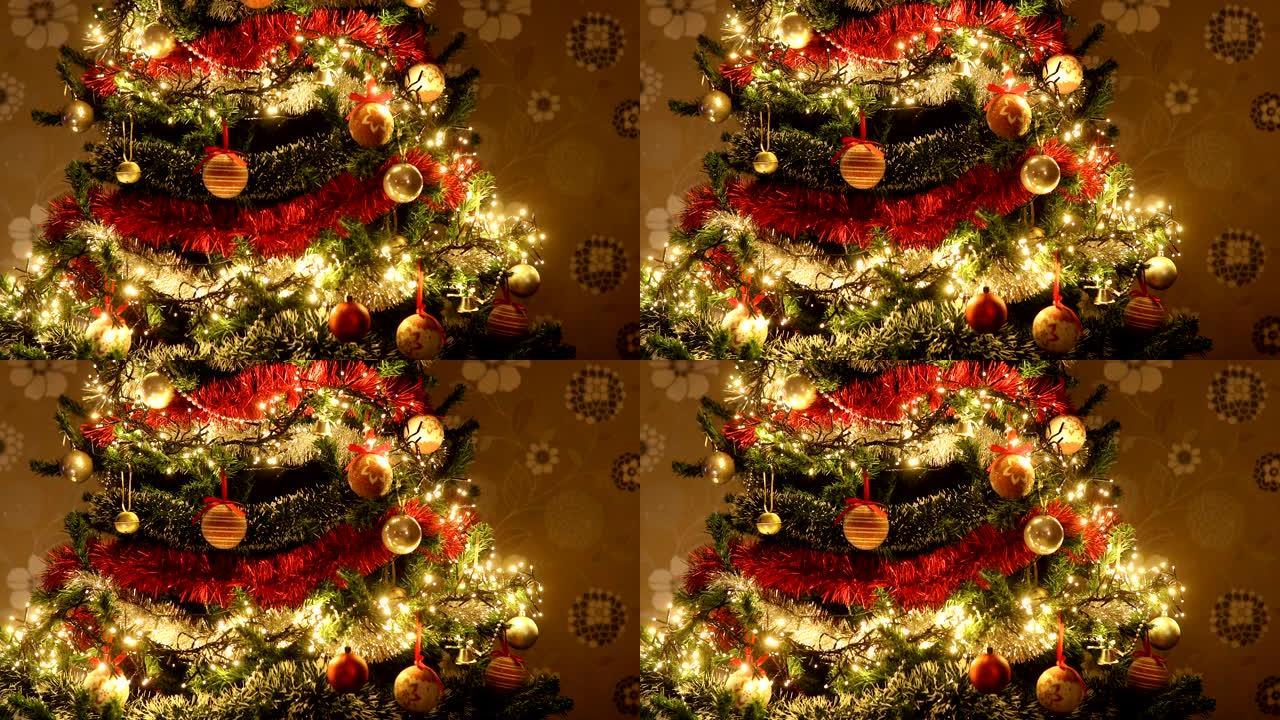 装饰有球的圣诞树装饰有球的圣诞树