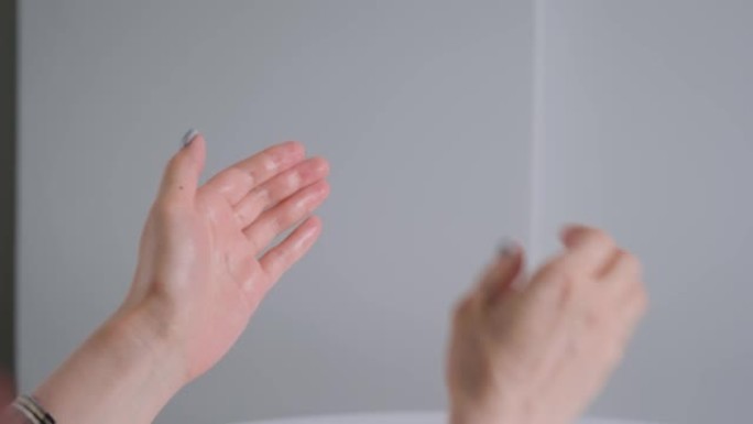 慢动作: 女人在手上喷洒防腐剂-特写-喷洒消毒