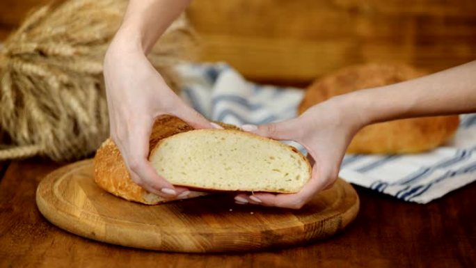 切菜板上自制的新鲜出炉的面包。