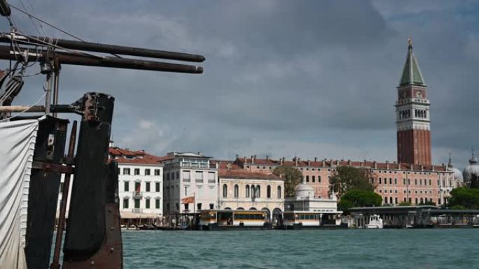 意大利威尼斯-泻湖城运河之间的历史建筑