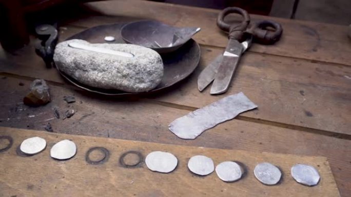手工造币。铁砧里的造币。工作场所。古代俄罗斯艺术。
