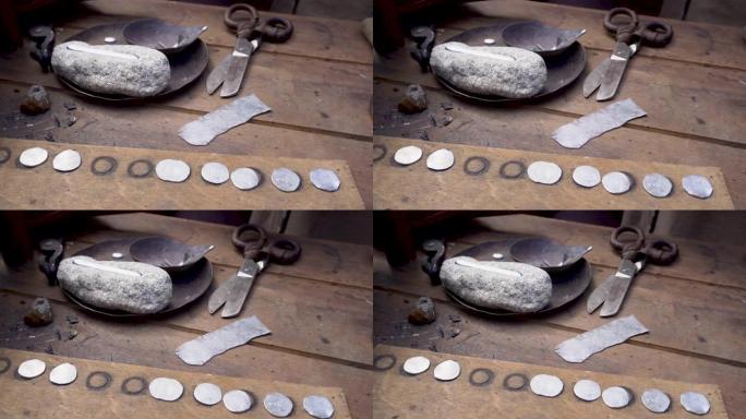 手工造币。铁砧里的造币。工作场所。古代俄罗斯艺术。