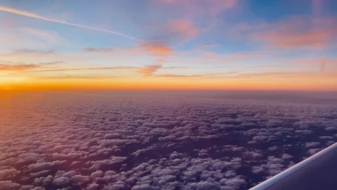 从飞机上看日出。