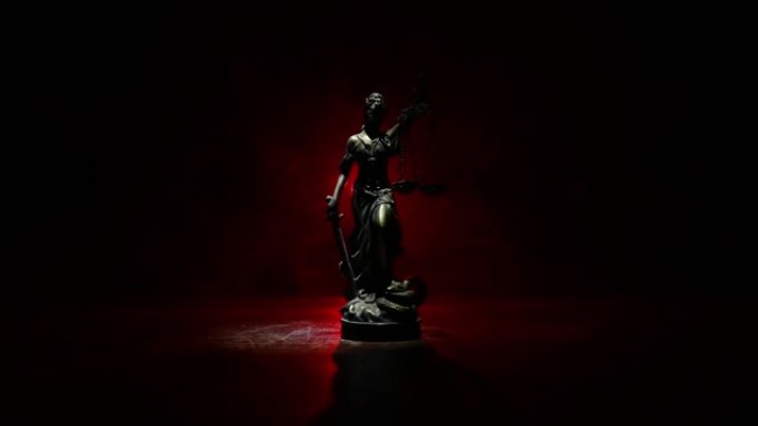 法律概念。带雾和背光的微型彩色艺术品装饰。正义雕像-正义女神或罗马正义女神Iustitia/Just