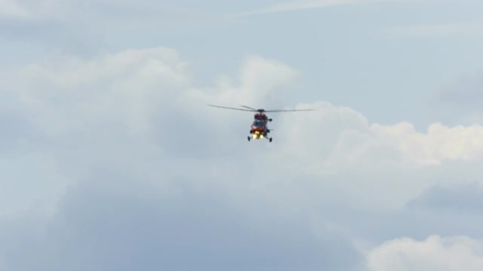 一架W-3T直升机在格丁尼亚航展上进行演习