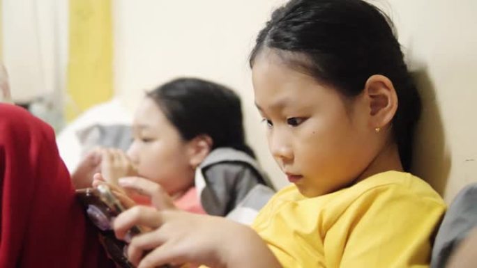 快乐的亚洲女孩在家里一起在数字桌子上玩网络游戏。