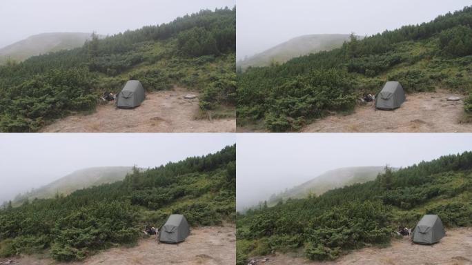 在恶劣大风天气下，在靠近山顶的小山上支起一个帐篷