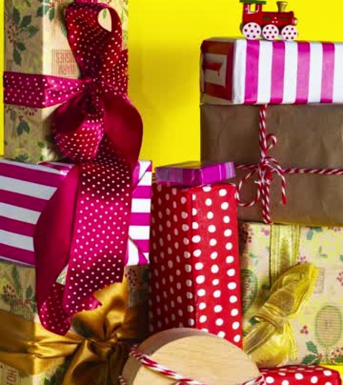圣诞销售礼品盒形成一叠礼物定格动画。垂直视图