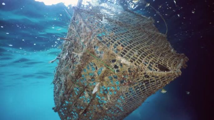 商业捕鱼业拖网在海上丢失的幽灵网污染