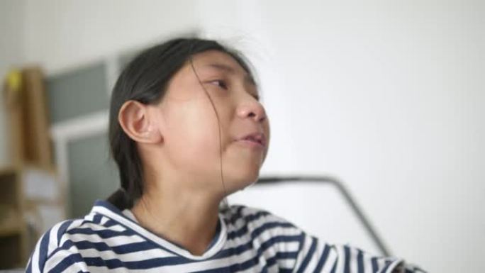 亚洲女孩哭泣后，她再次与兄弟战斗，生活方式观念。