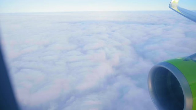 喷气式客机在蓝天下飞过白色密云
