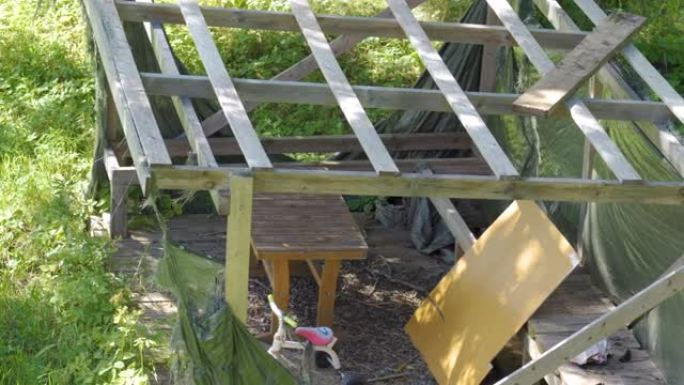 爱沙尼亚一个带有破损织物的木棚的俯视图
