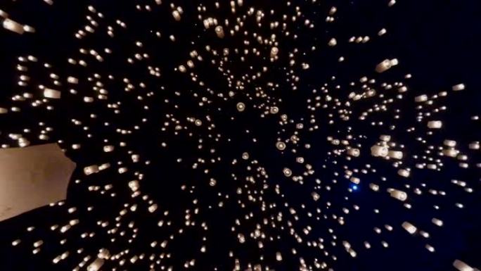 在泰国清迈的怡鹏来Krathong节旅游目的地，许多美丽的火灯笼飘向天空