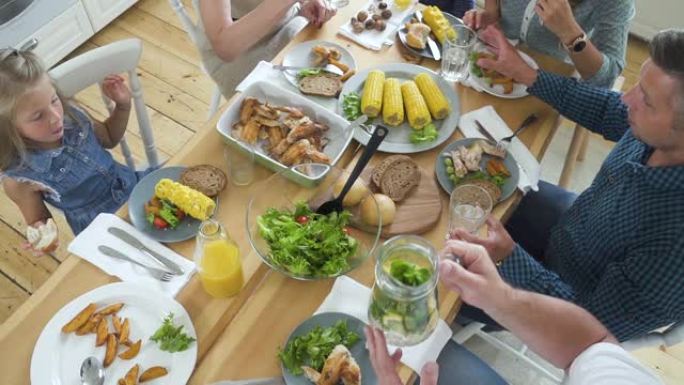 用餐桌的俯视图。家人或朋友在餐桌上吃饭