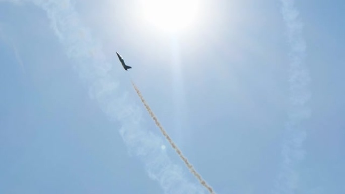 Su-35飞机正在飞向太空，火箭破云到达恒星。