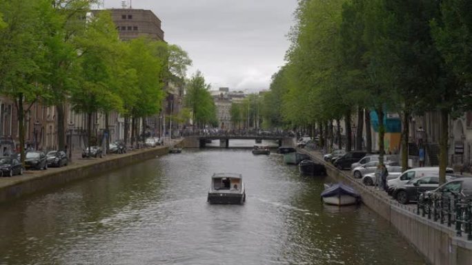 阿姆斯特丹市中心白天著名的交通运河慢动作全景4k荷兰