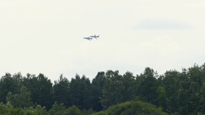 F-16C和苏霍伊SU22 M4战斗机在航展上飞行