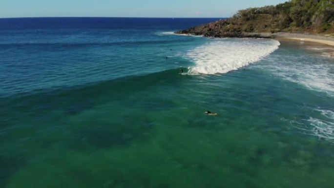 在Noosa Heads的Granite Point，在不拥挤的水域中，为幸运的少数人提供完美的冲浪