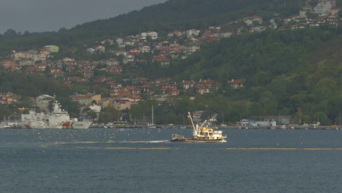 拖网渔船在博斯普鲁斯海峡放网