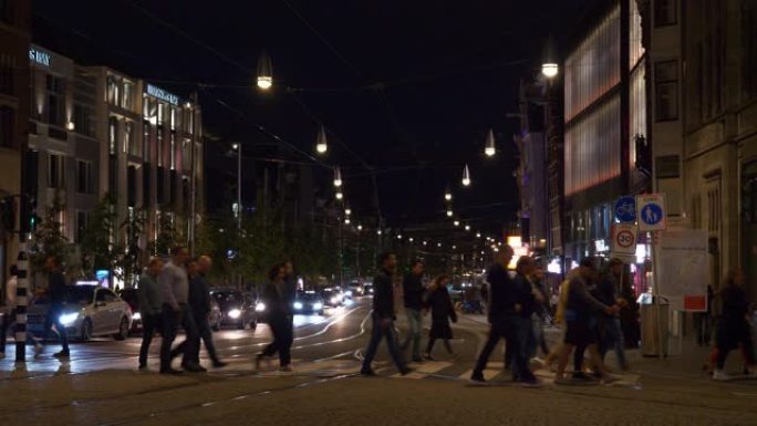 阿姆斯特丹市中心夜间拥挤的交通街人行横道全景4k荷兰