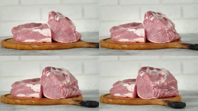 切菜板上的生猪肉的果肉旋转。