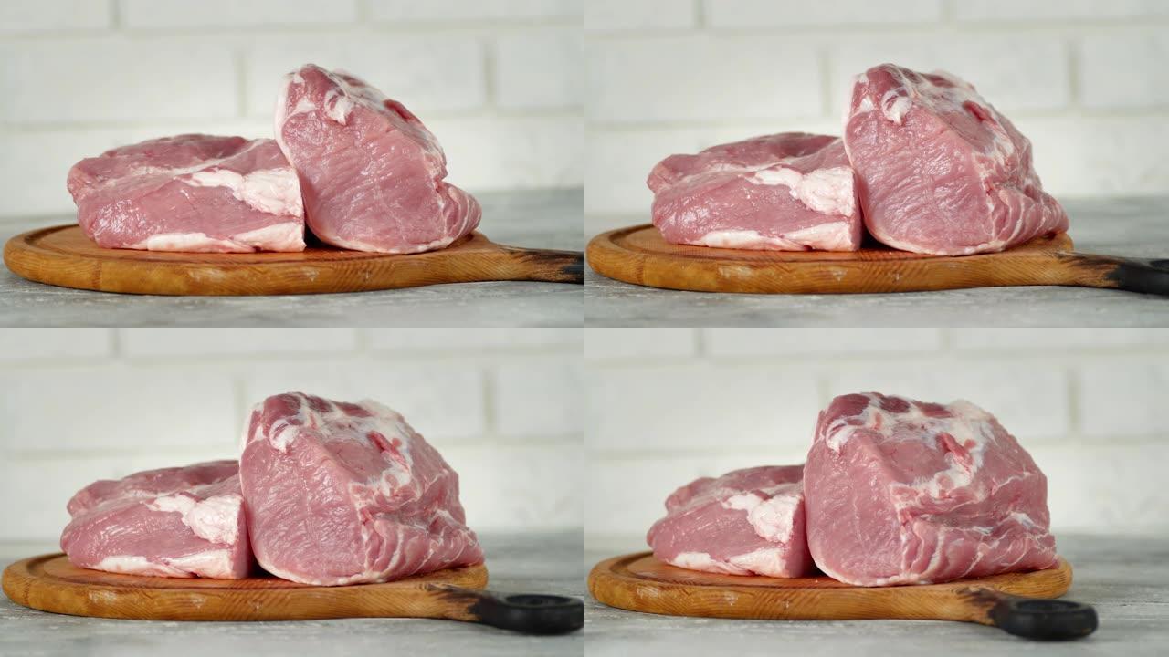 切菜板上的生猪肉的果肉旋转。
