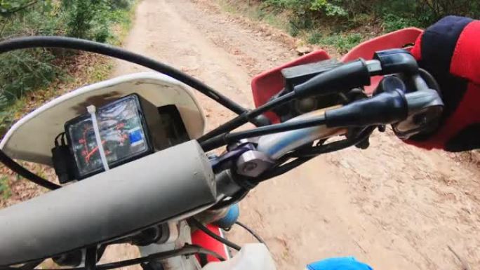 专业摩托车越野摩托车骑手在道路上行驶的Pov