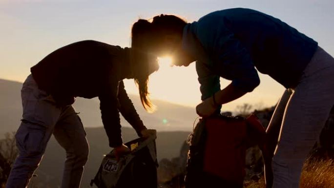 幸福的年轻夫妇收拾背包在阿尔卑斯山远足