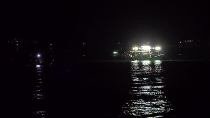 台湾外海渔船夜间捕鱼
