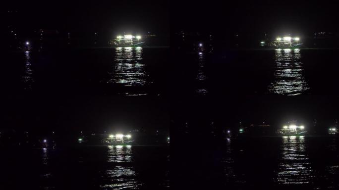 台湾外海渔船夜间捕鱼