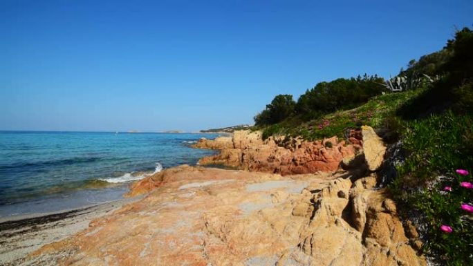 阳光明媚的日子里的短笛佩维罗海滩。意大利撒丁岛