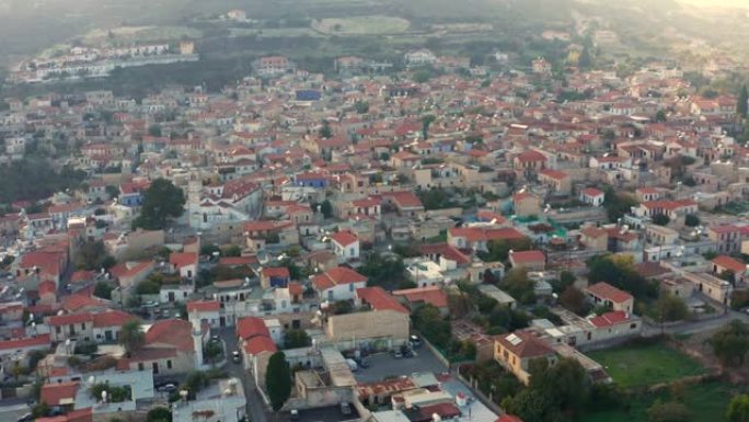 塞浦路斯拉纳卡区Pano Lefkara村的鸟瞰图。橙色屋顶山上著名的老村