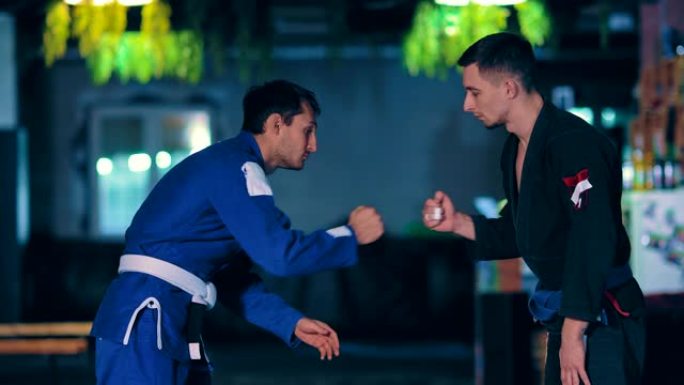 年轻的judokas互相接近并开始战斗。在健身房训练柔道主义者的战斗。
