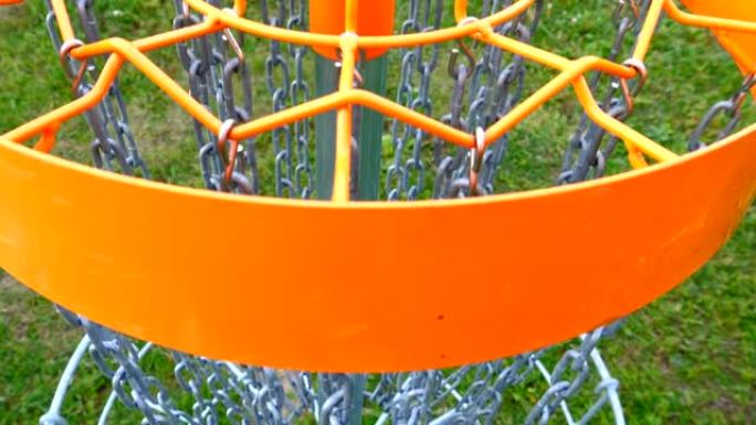 圆盘高尔夫的橙色顶部和悬挂链